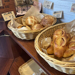 パン・プティ - バケット生地のパンも豊富。