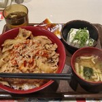 Sukiya - ゴマだれ・キムチ豚カルビ丼+冷やっこセット