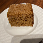 クッチーナ ラトリエ - カステラに似た食感の黒糖入りのようなパン