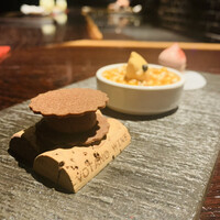 YAKITORI 燃 es - ① ●前菜-1：苺のメレンゲのフォアグラテリーヌサンド、スモークドチキンのビスケット、アマゾンカカオのサブレの七谷赤地鶏のブータンノワールサンド