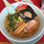 Ra-Men Yamaokaya - キャーーー！！！煮干しとんこつ！
                        
                        フォローしてくれてる方のイチオシ。
                        
                        コレは食っておくべきだろう。
                        
                        
                        友人は『特製味噌』
                        コレはオイラのイチオシね。
                        
                        
                        麺 普通 
                        アブラではなく背脂
                        濃いめ