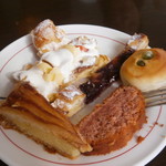 ドミニク ドゥーセの店 - あれ？　スウィーツの中にパンが１つ・・・(*^_^*)