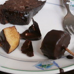 ドミニク ドゥーセの店 - チョコを放置したら、お皿にくっついちゃった