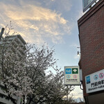 172470948 - 門前仲町駅、天気の良い夕方、桜もまだ何となく咲いてました。