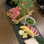 博多もつ鍋 徳永屋 - 馬刺盛り合わせ¥2490