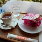 喫茶 BONA - カモミールブレンドティー(300円)とプレーンマフィン(200円)
