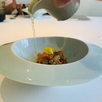 レストラン オオツ - ③ 桜海老+蕗の薹のフリット、鯛出汁+フヌイユ（ウイキョウ）のオイルのスープかけ