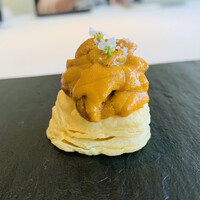 レストラン オオツ - ② 自家製パイの唐津産紫雲丹のせ、岩塩かけ