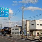 Sobadokoro Matsuura - 青い道路看板の下くらいに、お店があります。