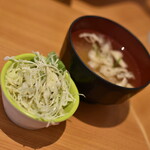 Himawari Zushi - 地魚おまかせ丼（６００円）付属の小鉢と味噌汁２０２２年４月