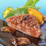 低温調理したフランス産シャラン鴨胸肉のロースト　シャンピニヨンとマルサラワインのソース