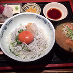 めしの助 - 釜揚げしらす丼と刺身定食