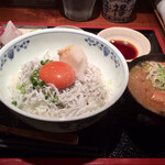めしの助 - 釜揚げしらす丼と刺身定食
