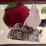 めしの助 - この日の刺身3種
      ⑴生本まぐろ
      ⑵真鯛
      ⑶鰆