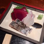 めしの助 - この日の刺身3種
      ⑴生本まぐろ
      ⑵真鯛
      ⑶鰆