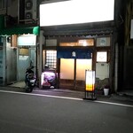 みやこ鮨 - 渋めの外観。看板は白トビ