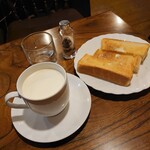 神田珈琲園 - ウインナーコーヒー、サービスのバタートーストと共に。