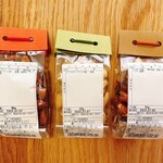 中西ピーナッツ - (左)アーモンド　(中)ピスタチオ　(右)イカリ豆