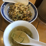 中国ラーメン 揚州商人 - あんまり炒飯が好きでは無い私ですが…揚州商人の炒飯は大好き♪うめぇぇぇ