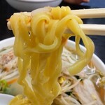 福吉 - 黄色い太麺に甘い野菜の染みだしたスープが旨い