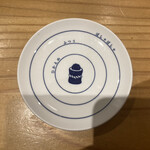 Sushi Sake Sakanasugitama - 醤油の小皿には分量の目安が書かれてます。