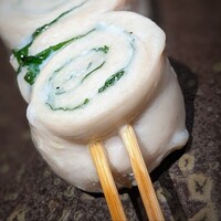 YAKITORI 燃 es - 美白! 美白!! 白く美しく均一に火入れされて、お汁を湛えています。ほんと、噛みきったりしたら肉汁がこぼれますよ。串は全く焦げていません。