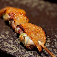 YAKITORI 燃 es - 身と葱と均一に火が入っている。包む皮はこれまた隅々まで火が入ってエッジが美しい。皮は砕けると言っていいほどパリパリの神業。食べる前にまず見てみて欲しい。