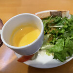 今日和 - ごちそうサラダの葉物の隣にはカップスープも
