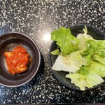 Yakiniku Suehirokan - 一押しランチ(サラダ、キムチ)