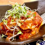 古民家カフェ＆ダイニング 枇杏 - 手ごねハンバーグとまとソース　チーズのせ。
      アルファルファがアクセント( ⸝⸝ᵕᴗᵕ⸝⸝)