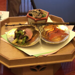 割烹 新多久 - 左はジビエ。右は村上、酒の酒びたし。上は原木椎茸とエゴマといしもち。