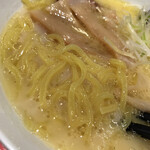 Uobei - 鶏白湯ラーメンの麺をアップで