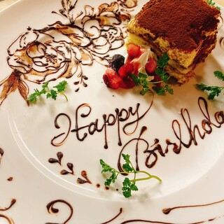 Anniversary in a private room♪ I carefully draw each dish with a chocolate pen.