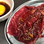 焼肉ホルモン酒場 ほんで - すき焼きのように、卵黄と特製タレと一緒に食べます！余ったタレはご飯の上にかけちゃいましょう！