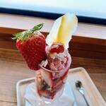 苺や キリト - 苺づくしなパフェであります！(*^.^*)