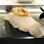 菊水鮓 - 肝をのせたカワハギ？