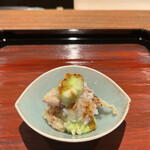 割烹 隆 - お昼のコース９６８０円。蛍烏賊と空豆の飯蒸し。面白い飯蒸しですが、香ばしさも加わり、蛍烏賊の旨味も楽しめます（╹◡╹）（╹◡╹）