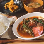 チアリ - 牛すじと豆腐の軽いトマト煮込み