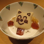 神保町 傳 - 苺大福（えこだねこバージョン） 黒糖とラム酒の寒天と共に