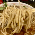 ダントツラーメン - 麺は平打ち気味の太麺