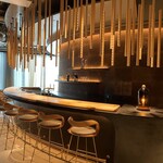 TOKi - バルエリアはカウンターとテーブル席