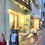 Hashi nihonbashi - お店の外観。店頭のベンチソファ席もいい感じ。