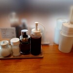 鮪匠 とろや - 卓上の調味料など
