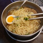 焼肉 宝島 - あっさり醤油ラーメン　495円　麺アップ