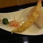 新たうどん - 海老天、揚げもち、漬物