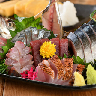 We purchase carefully selected seasonal fresh fish directly from the market. Savor the abundance of seafood