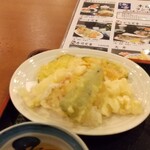 いけす漁場 - ゲソの部分の天ぷらが三つ。他にカボチャ·ピーマン·サツマイモの天ぷらも。