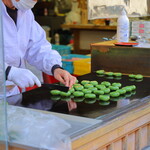 総本舗　白酒屋 - 焼き目をつけているところ