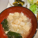 九麗瑠 - 具沢山の味噌汁。具は油揚げ、大根、わかめ、長葱。