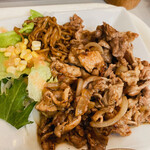 九麗瑠 - 「豚肉の生姜焼き」にはレタスサラダと焼きそばが添えてあります。